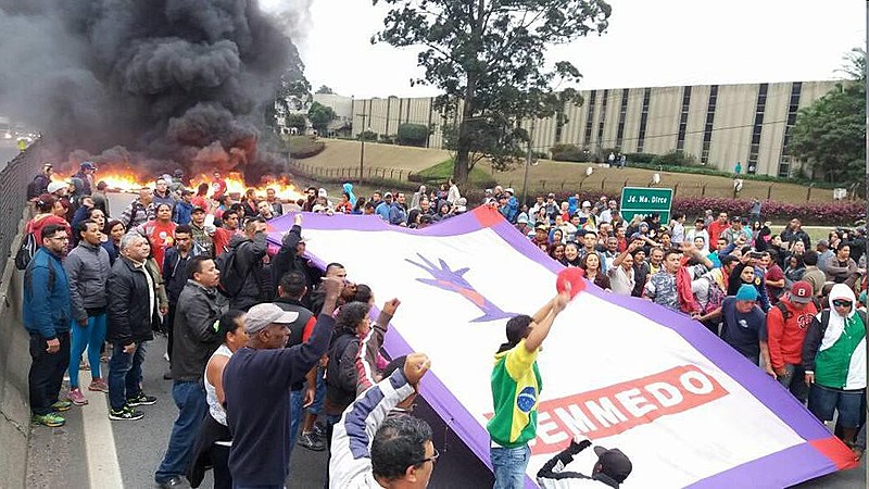 Rodovia Presidente Dutra bloqueada pelo Fora Temer
