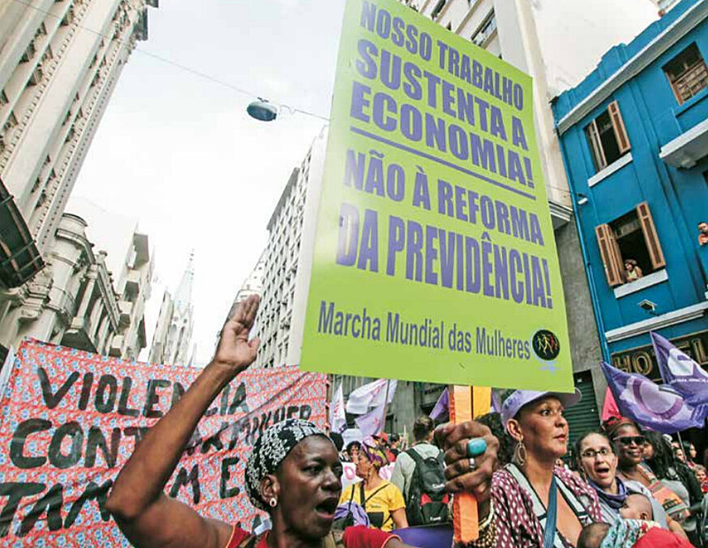 As mulheres que são as que mais estão em situações de precarização do trabalho com empregos informais, com extensas jornadas e sem direitos
