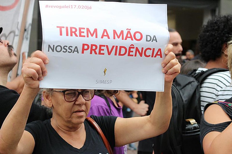 Servidora municipal protesta contra ataque à Previdência