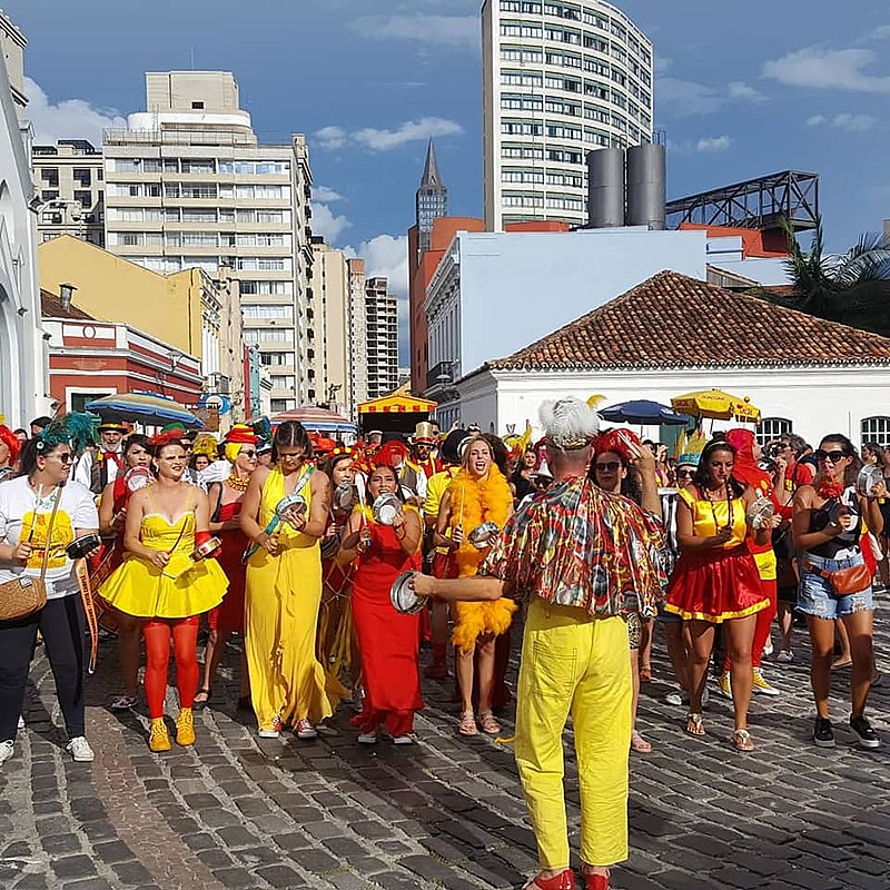 Bloco Garibaldis e Sacis sobe o Largo da Ordem, no centro histórico de Curitiba.