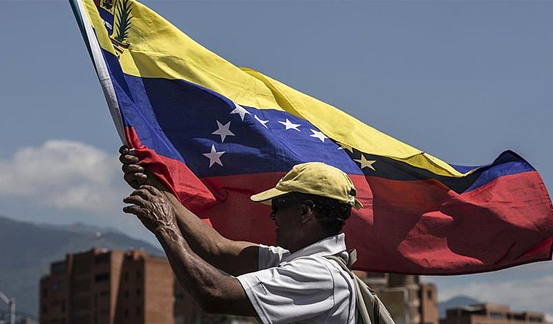 Venezuelanos apostam em saída pacífica do conflito político