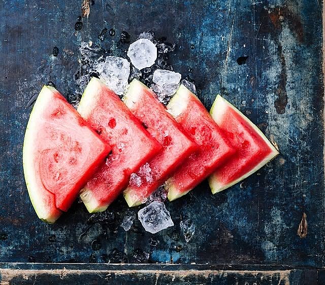A melancia é composta por 92% de água, com 31 calorias a cada cem gramas