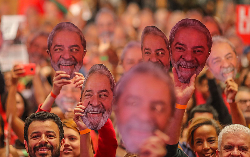Em solidariedade a Lula, moradores do acampamento Dom Tomás Balduíno, do MST, em Quedas do Iguaçu (PR), exibem máscara do ex-presidente