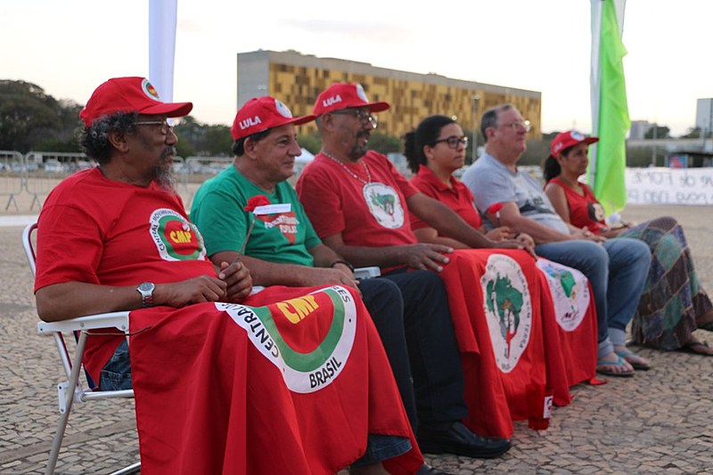 Grevistas durante protesto em frente ao STF, em Brasília, nessa quinta-feira (2)