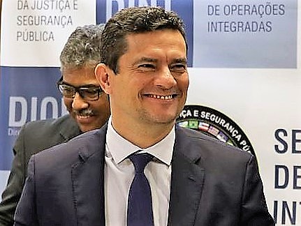 O ministro Sérgio Moro e o delegado Rosalvo Ferreira (ao fundo) durante evento em Brasília