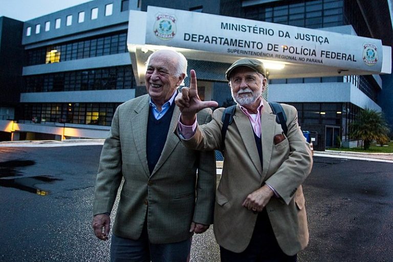 Economista e ex-chanceler após encontro com o ex-presidente, na Superintendência da Polícia Federal em Curitiba (PR)