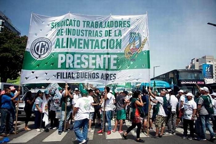El Sindicato de Trabajadores de la Industria Alimentaria (STIA) marcha hoy día en la ciudad de Buenos Aires.