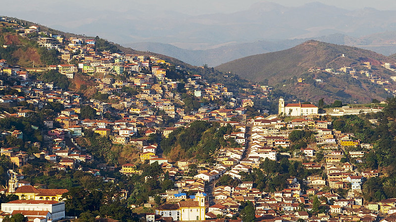 Cidade cresce na encosta da Serra de Ouro Preto