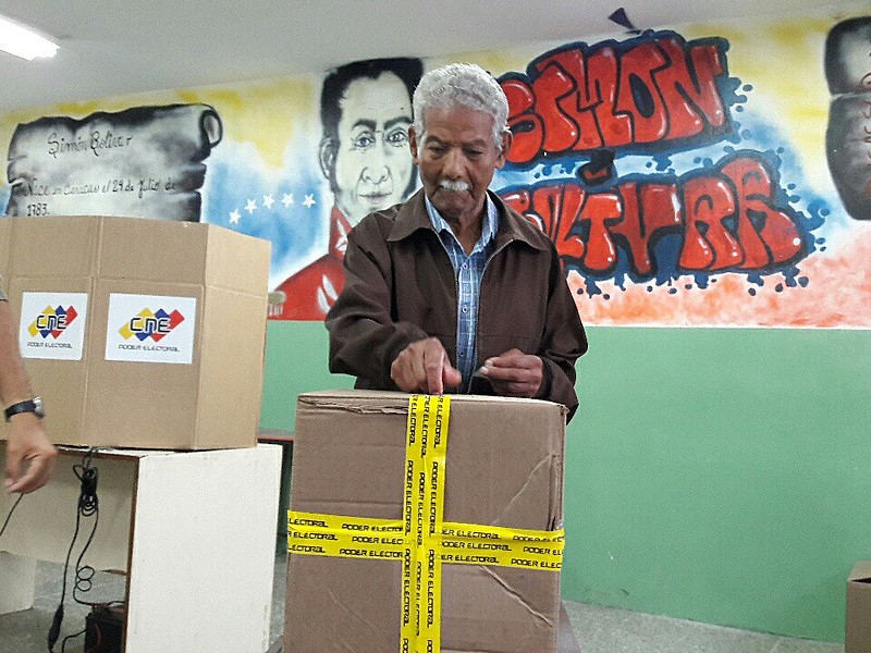 Eleitor vota no Colégio Manuel Palacio Fajardo, na Parroquia 23 de Enero,