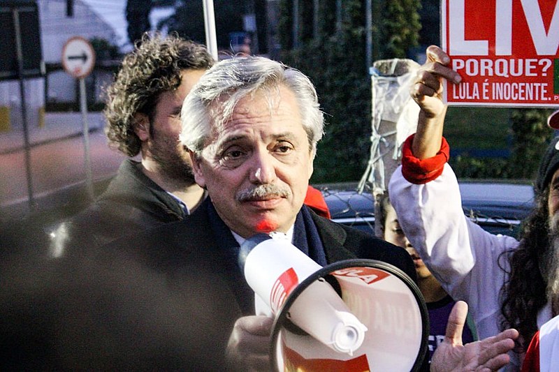 O candidato concorrerá tendo a ex-presidente Cristina Kirchner como vice e visitou Lula em Curitiba ao lado do ex-chanceler Celso Amorim