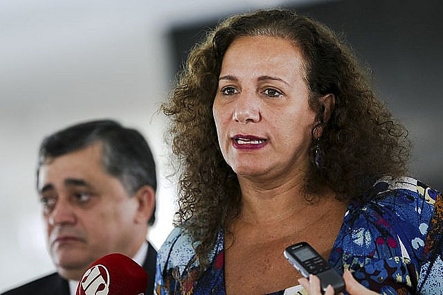 Jandira Feghali (RJ): "Más de un millón de familias en Brasil volvió a cocinar con leña y con alcohol. Eso significa riesgo para la vida"