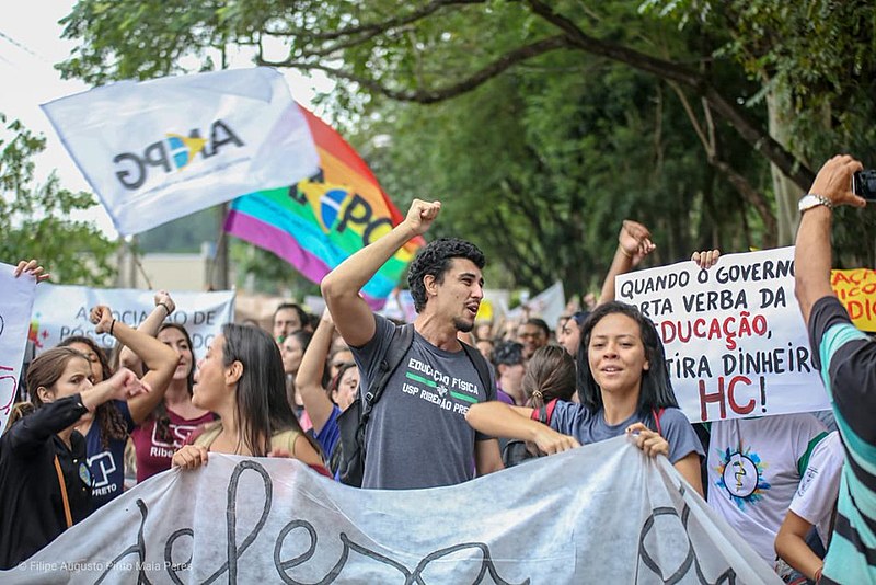Ato reúne milhares de estudantes em Ribeirão Preto (SP)