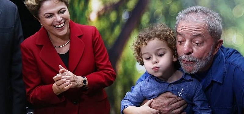 Lula abraça Arthur, que faleceu aos 7 anos devido a uma meningite meningocócica
