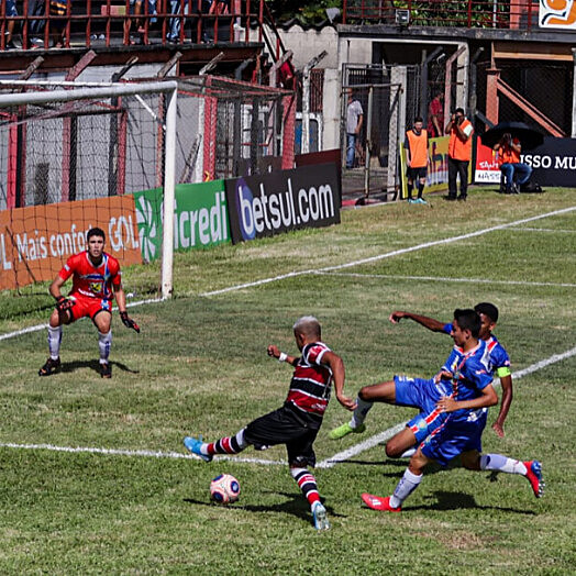 O Santa cruz, que goleou o Guarulhos por 4x0, garantiu o passaporte para a segunda fase ainda na segunda feira
