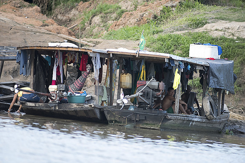 Portos clandestinos mantêm atividades febris, principalmente à noite e nas primeiras horas da manhã