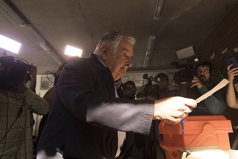 José Mujica (2010-2015) votou no bairro Cerro, em Montevidéu; Em 2005, a Frente Ampla rompeu com domínio histórico da direita no Uruguai