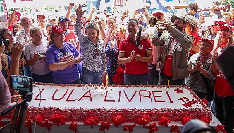 Vigília Lula Livre comemora aniversário de 73 anos do presidente Lula neste sábado (27/10),em Curitiba (PR).