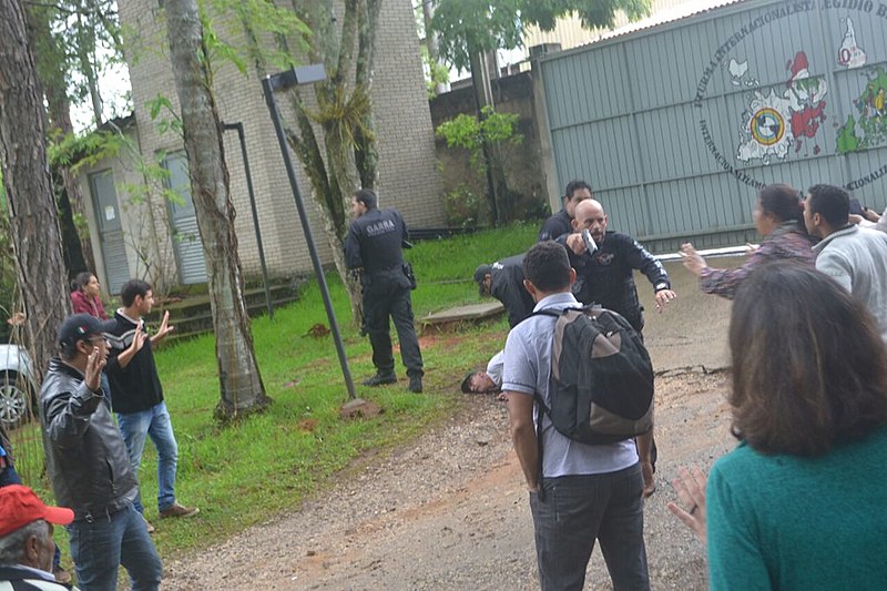 En la mañana del viernes, la polícia civil entró a fuerza en la Escuela Nacional Florestan Fernandes