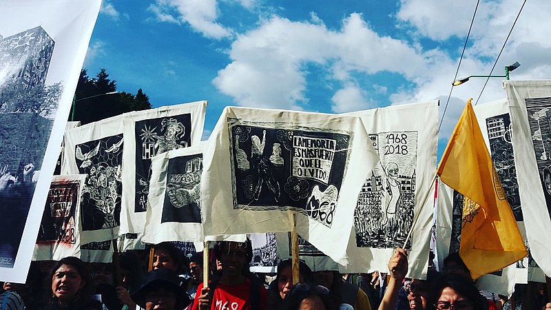 Milhares de pessoas saem às ruas da capital federal do México para garantir a sobrevivência da memória dos desaparecidos pelo Estado