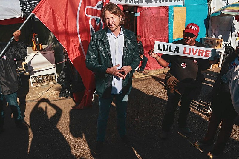 O deputado federal Zeca Dirceu esteve na vigília Lula Livre, nesta segunda-feira (21)