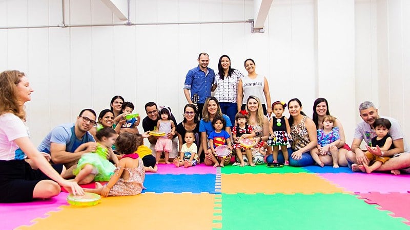 Curso estimula a percepção musical de bebês e crianças pequenas.