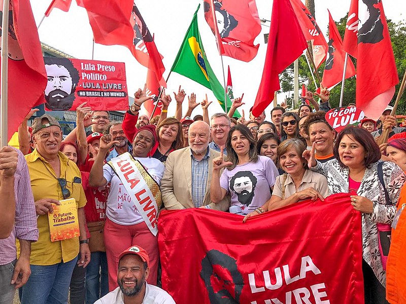 Domenico De Masi, escritor italiano, visita a Vigília Lula Livre e relata encontro com o ex-presidente Lula na prisão nesta quinta (25)