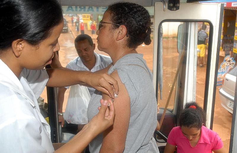 Moradora do município Dalva Cezar toma vacina contra a febre amarela