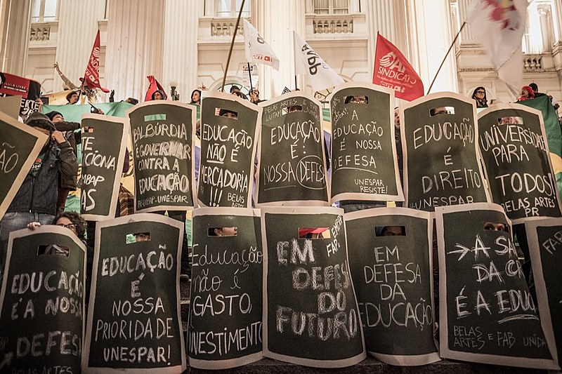 No dia dos professores, mais que parabéns, categoria quer condições de trabalho dignas