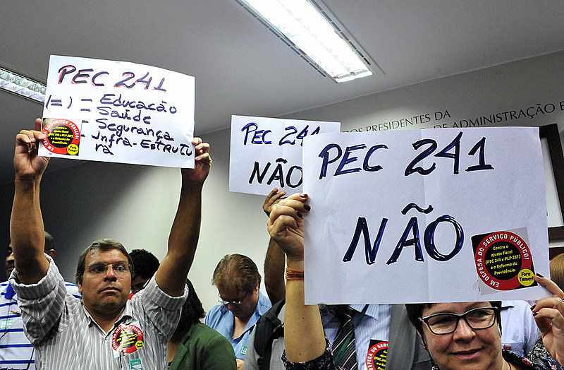 Manifestantes protestam contra proposta durante sessão na Câmara dos Deputados