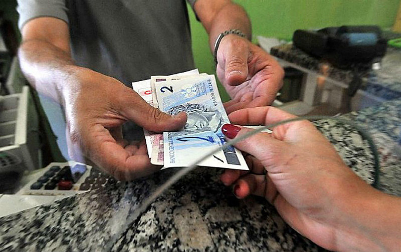 Se Bolsonaro aplicasse a política criada por Lula e transformada em lei por Dilma, mínimo deveria ser reajustado a R$ 1.061