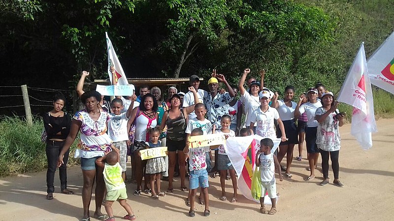 As famílias, organizadas com ajuda da Fetagri-RJ, escolheram a fazenda por se tratar de um local improdutivo