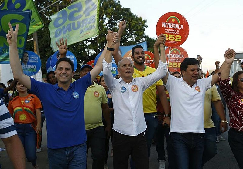 Bruno Araújo (azul) e Mendonça Filho (à direita, de branco) foram minitros de Temer e saíram derrotados das urnas