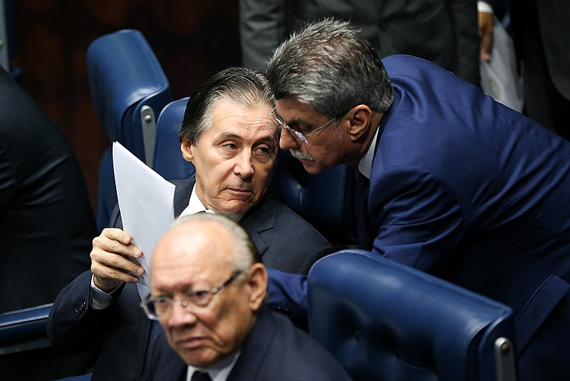 Presidente do Senado, Eunício Oliveira, e os senadores João Alberto Souza e Romero Jucá durante sessão plenária na última quinta (6)