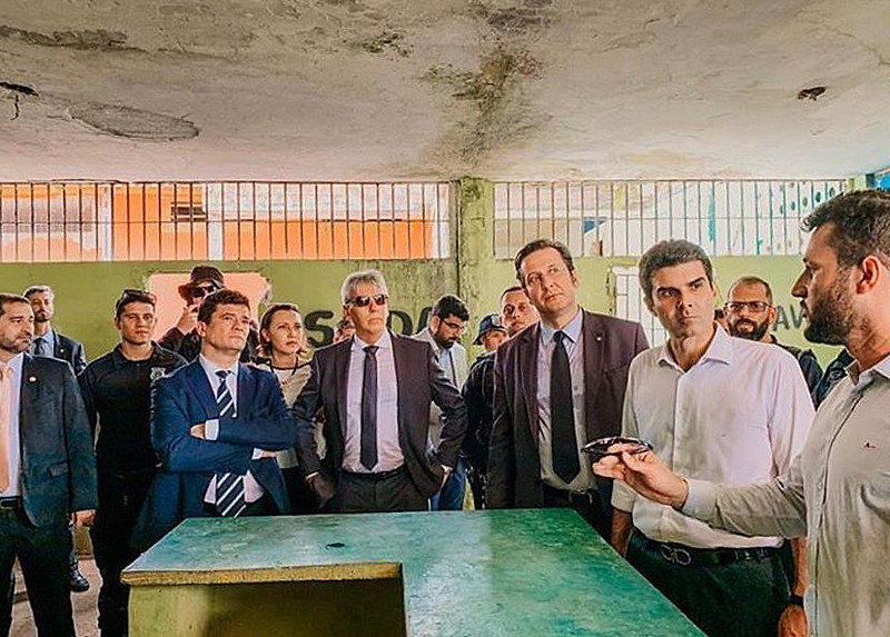 O coordenador afastado da FTIP, Maycon Rottava, de óculos na mão, fala na presença do ministro Sergio Moro e do governador Helder Barbalho.
