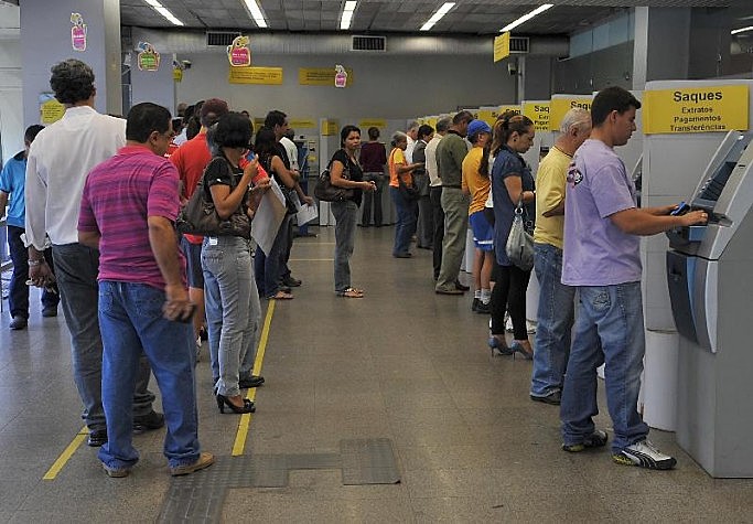 Empregados de empresas públicas devem retirar o abono salarial no Banco do Brasil