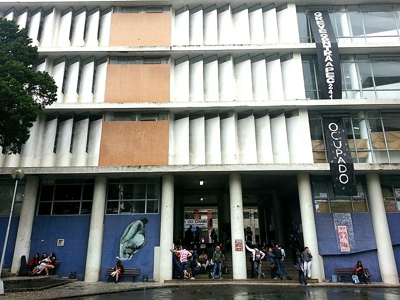 Só no Paraná, já são 850 escolas,14 campi de universidades e três núcleos regionais de educação ocupados, de acordo com informações do movimento Ocupa Paraná
