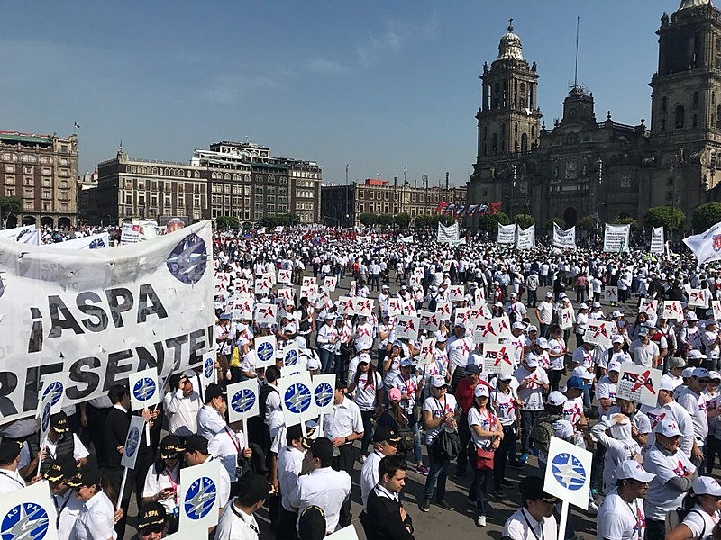 Milhares tomam a praça central da capital mexicana para pedir melhores salários e condições de aposentadoria