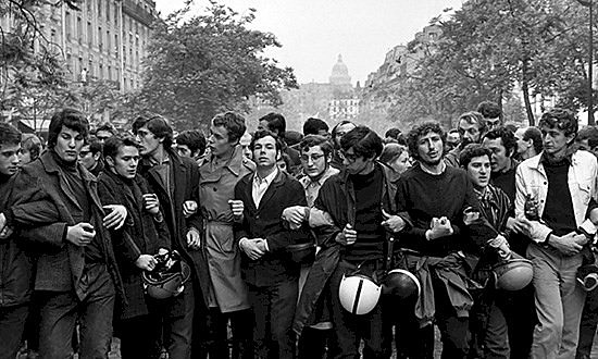 Foto de Bresson: "Estudantes marchando em Paris", 1968