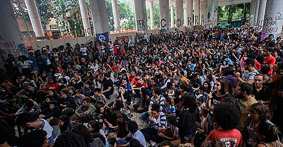 "Em 2017, os que lutam pela democracia seguirão apoiando e incentivando um porvir generoso para as universidades públicas", diz UFRJ