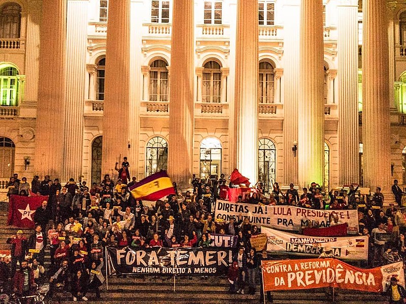 Mobilização foi realizada na Praça Santos Andrade, no Centro de Curitiba