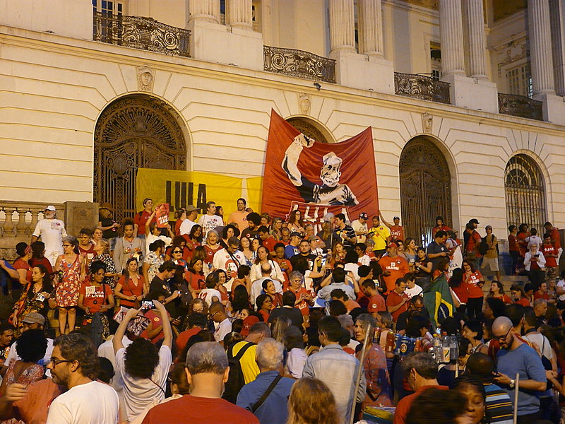 Manifestantes foram à Cinelândia apoiar liberdade de ex-presidente