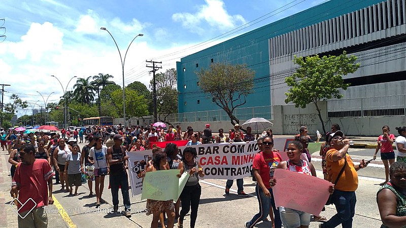 Famílias ocuparam ruas do Recife