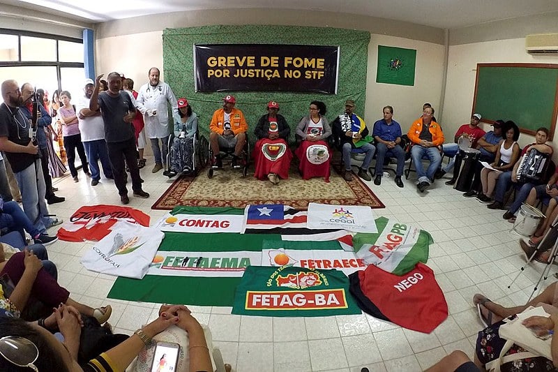 Grevistas e apoiadores durante ato realizado neste domingo (19), em Brasília (DF)