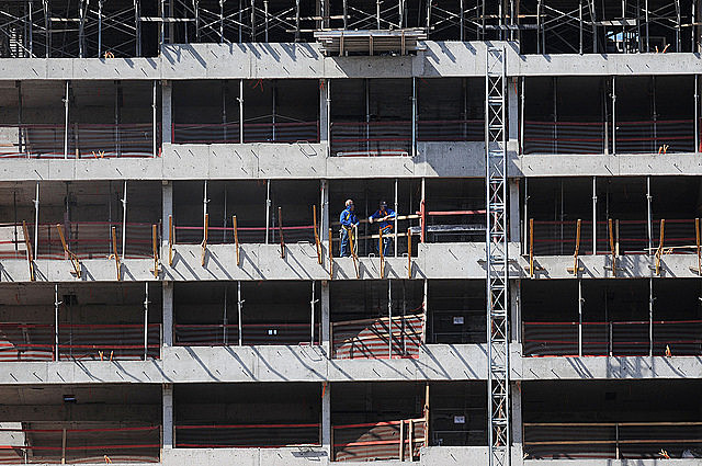 La construcción civil fue el sector que más recortó puestos de trabajo en el trimestre que cerró en febrero de este año, según el IBGE