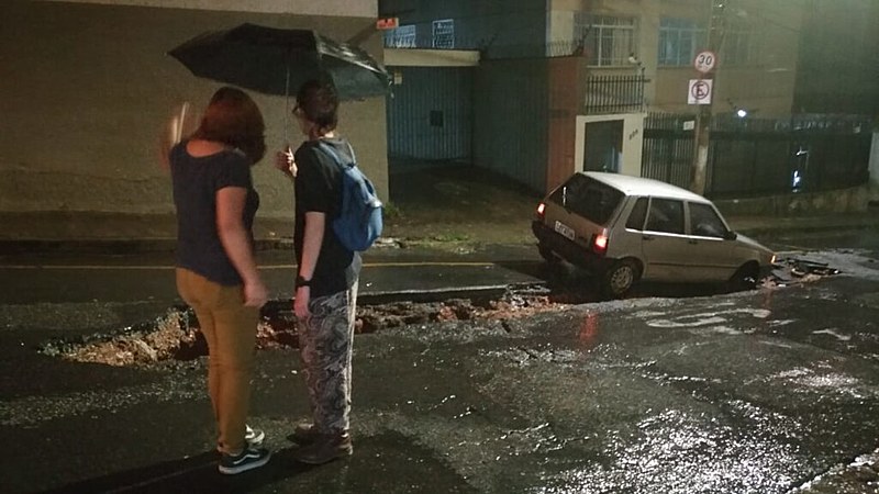 Além de mortos e feridos, as chuvas que castigam MG têm deixado um rastro de destruição em várias regiões do Estado, como na Grande BH