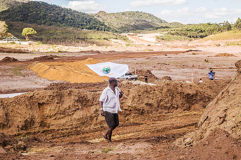 Ao fundo, obras do dique S4, da Samarco/Vale/BHP Billiton