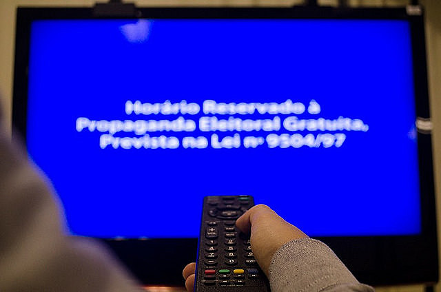 O Brasil viverá um teste do poder influenciador do rádio e da TV num cenário de emergência das redes sociais