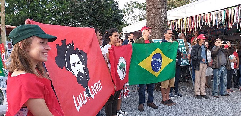 Apresentação do Curso de Musicalização do MST na Vigília Lula Livre - Domingo (30)