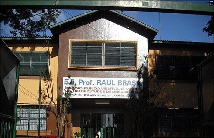 Fachada da Escola Estadual Professor Raul Brasil
