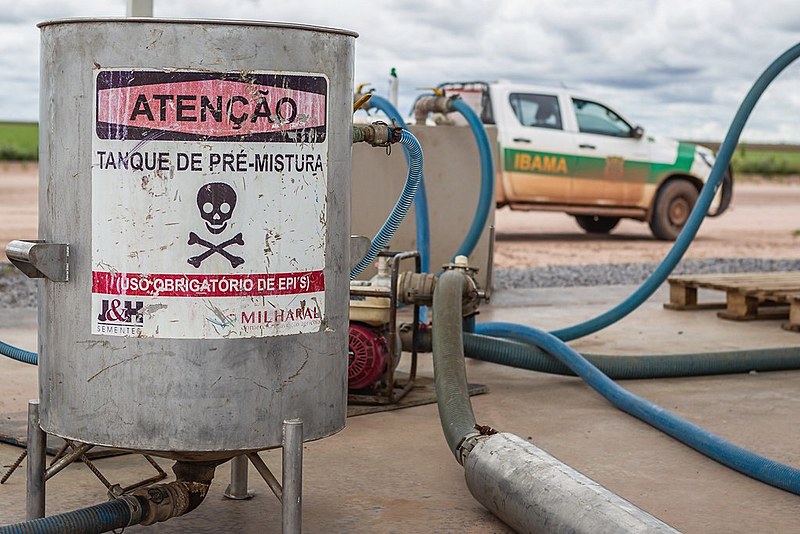 Há no país 2.123 agrotóxicos licenciados. A média de consumo corresponde a 7,3 litros de veneno para cada brasileiro